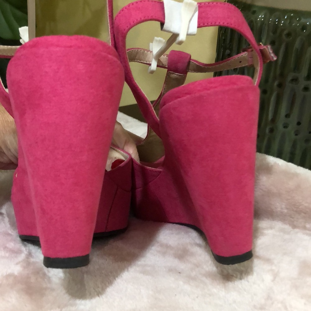 Styluxe Bright  fuchsia platforms. Brushed suede feel. - Picture 3 of 12
